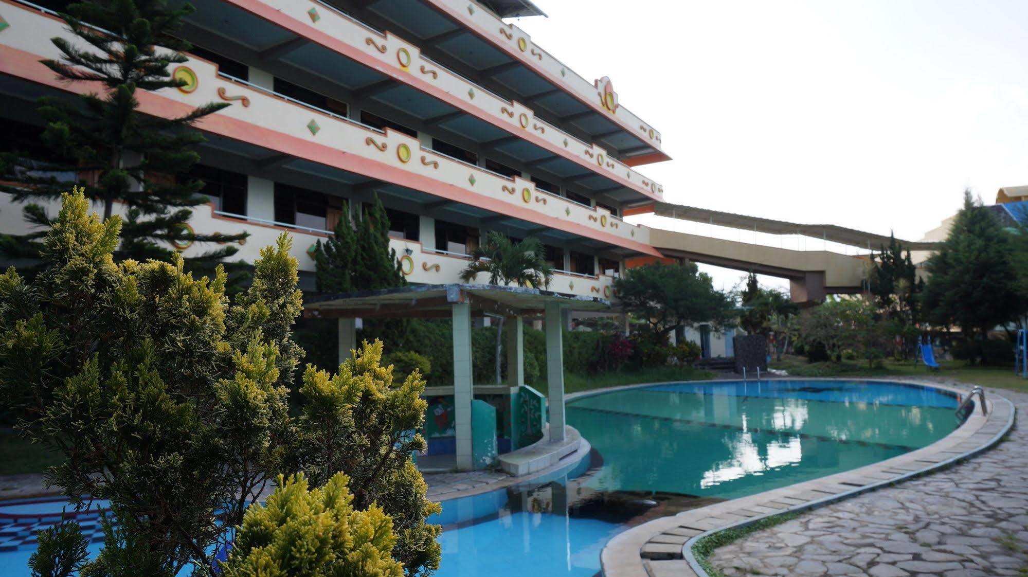 Hotel Surya Indah Batu Malang Εξωτερικό φωτογραφία
