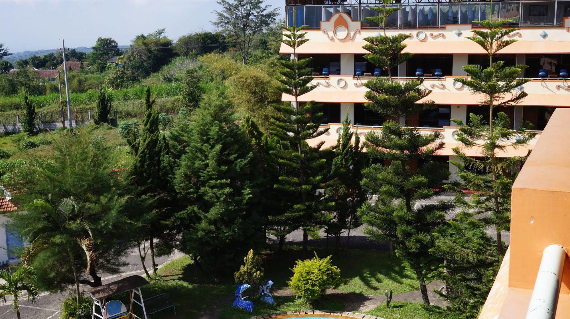 Hotel Surya Indah Batu Malang Εξωτερικό φωτογραφία